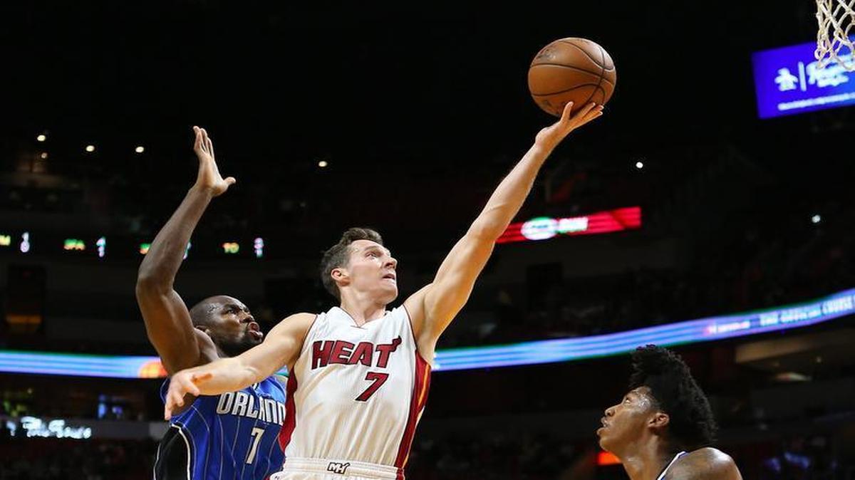 Goran Dragic (centro) fue el máximo anotador del Heat con 17 puntos. El armador dio cinco asistencias y tomó cuatro rebotes ante el Magic, en el partido de pretemporada celebrado el 18 de agosto del 2016 en Miami.