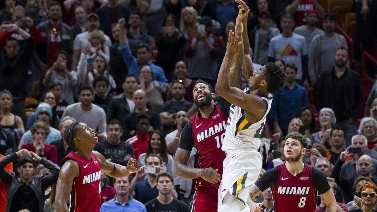 James Johnson, del Heat (16), trata de impedir el disparo final de Donovan Mitchell, del Jazz (45), ante la mirada del Josh Richardson y Tyler Johnson (8), en el triunfo del 7 de enero en Miami.