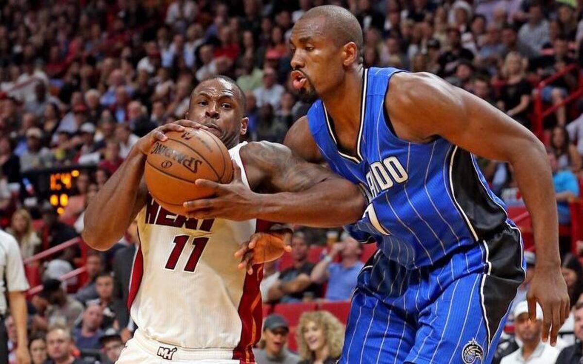 Dion Waiters, del Heat, es marcado por Serge Ibaka, del Magic, en el AmericanAirlines Arena en Miami, la noche del lunes 13 de febrero del 2017.