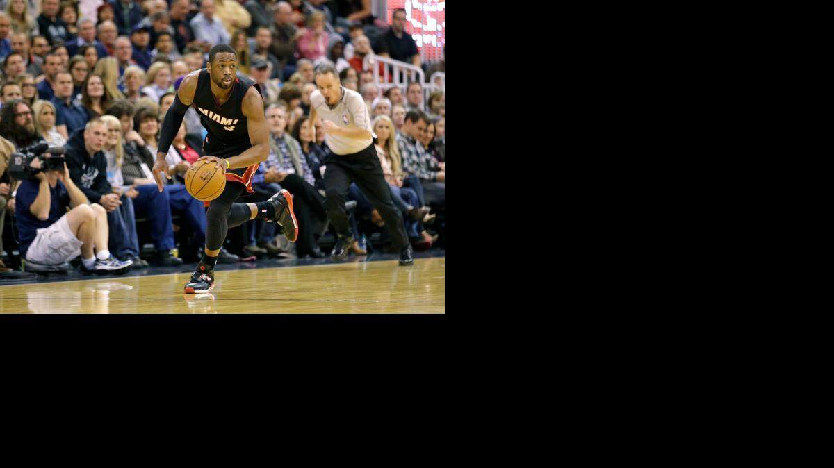 
Dwyane Wade escapa con la pelota en la victoria del Heat contra el Jazz, la noche del viernes.
