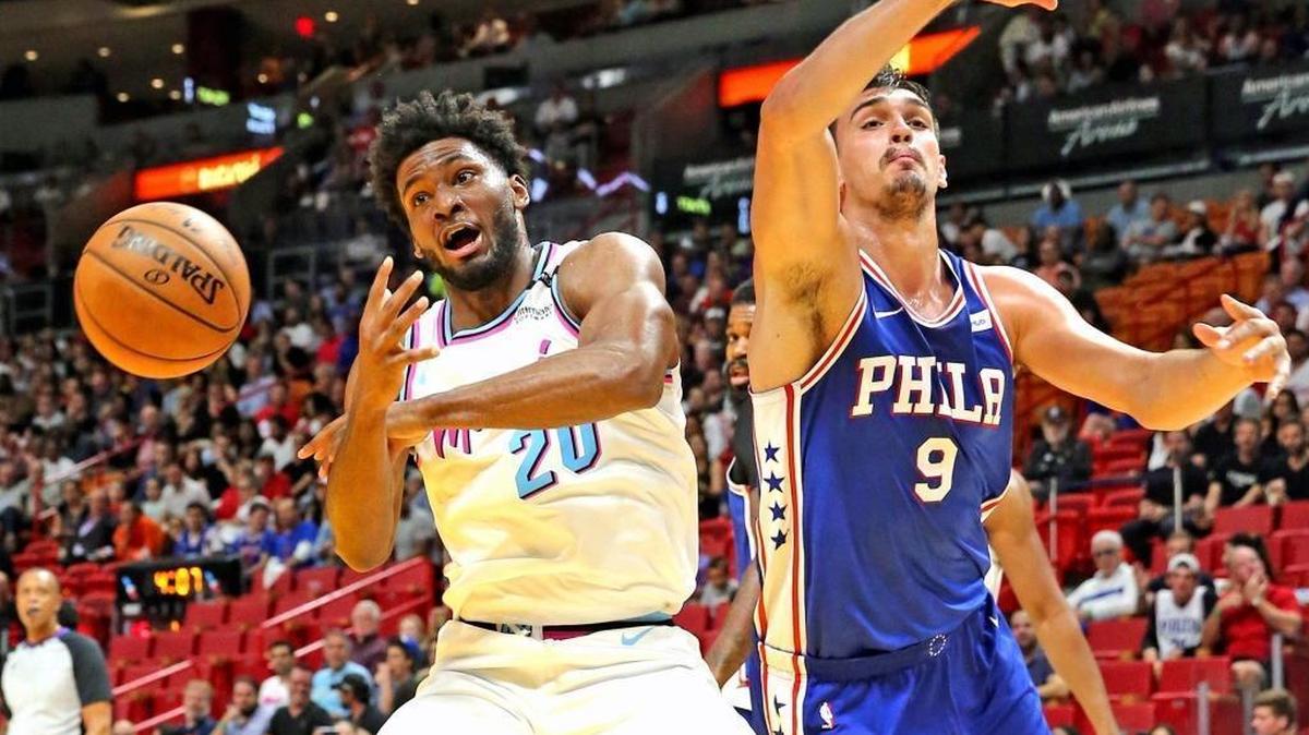 Justise Winslow, quien se ha hecho con el puesto de delantero de poder del Heat, pelea un balón con el delantero de los 76ers Dario Sanic el 27 de febrero en el AAA.