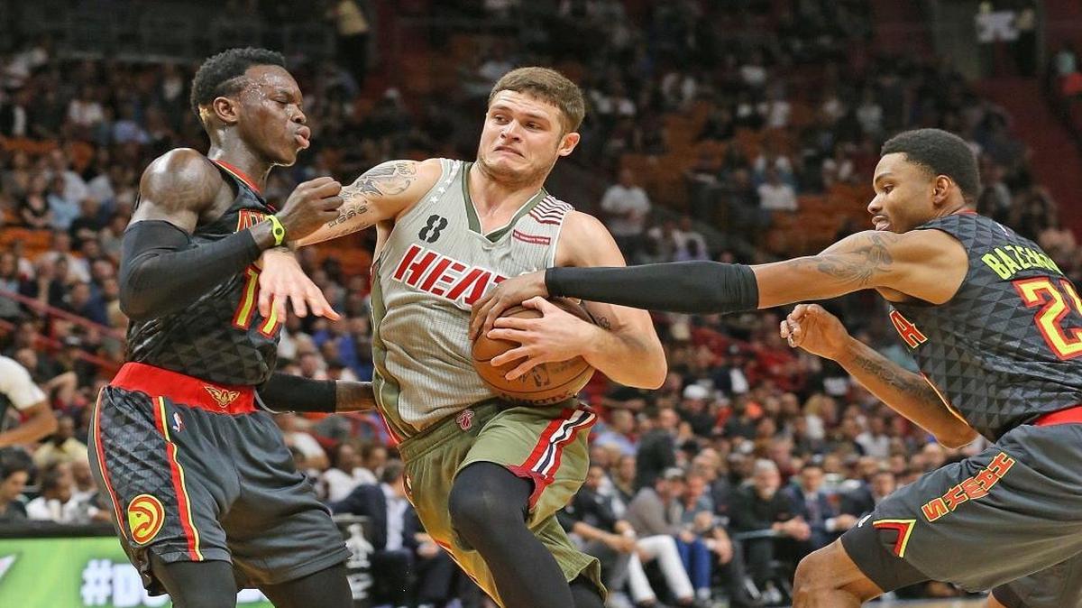 El armador del Heat Tyler Johnson (centro) trata de pasar entre los jugadores de los Hawks Dennis Schroder (izq.) y Kent Bazemore, en el segundo cuarto del partido celebrado el 15 de noviembre del 2016 en Maimi.