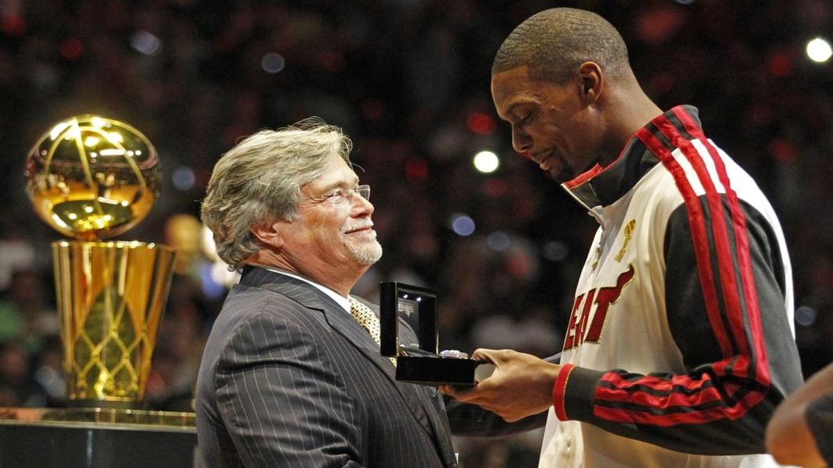 Chris Bosh recibe el anillo de campeón de la NBA de manos de propietario del Heat Micky Arison, el 30 de octubre del 2012 en el American Airlines Arena, en Miami.