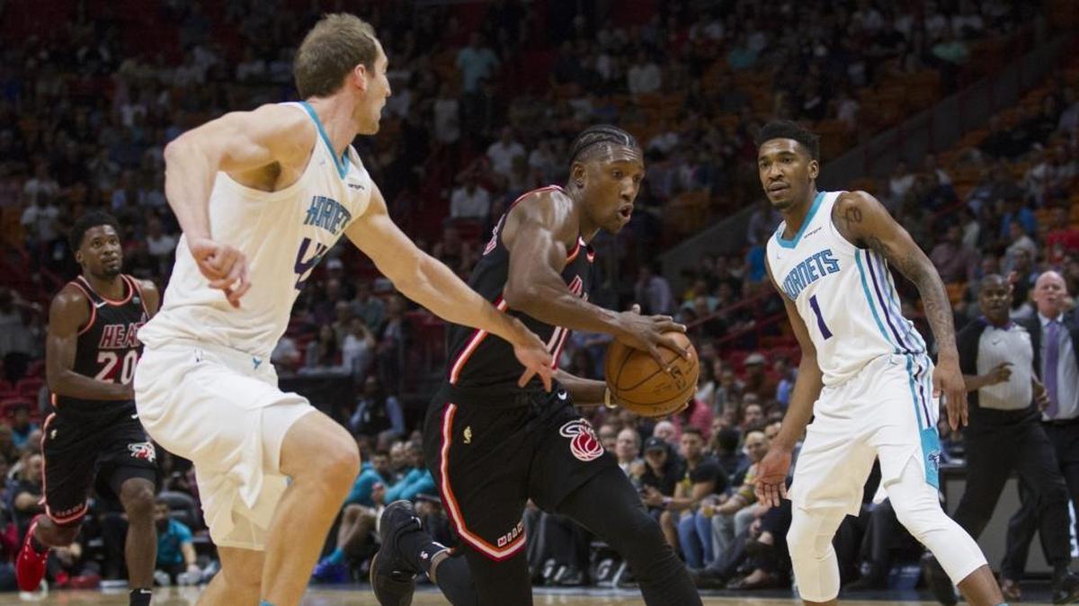 El escolta del Heat Josh Richardson (0) conduce la pelota en el primer cuarto del partido ante los Hornets, el 1ro de diciembre de 2017 en Miami.