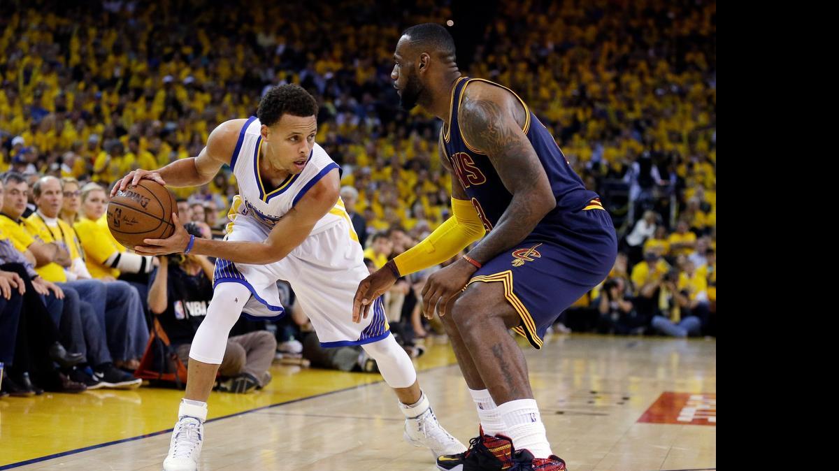 
Stephen Curry (izq.), de los Warriors, enfrenta a LeBron James, de los Cavs, el domingo en Oakland.
