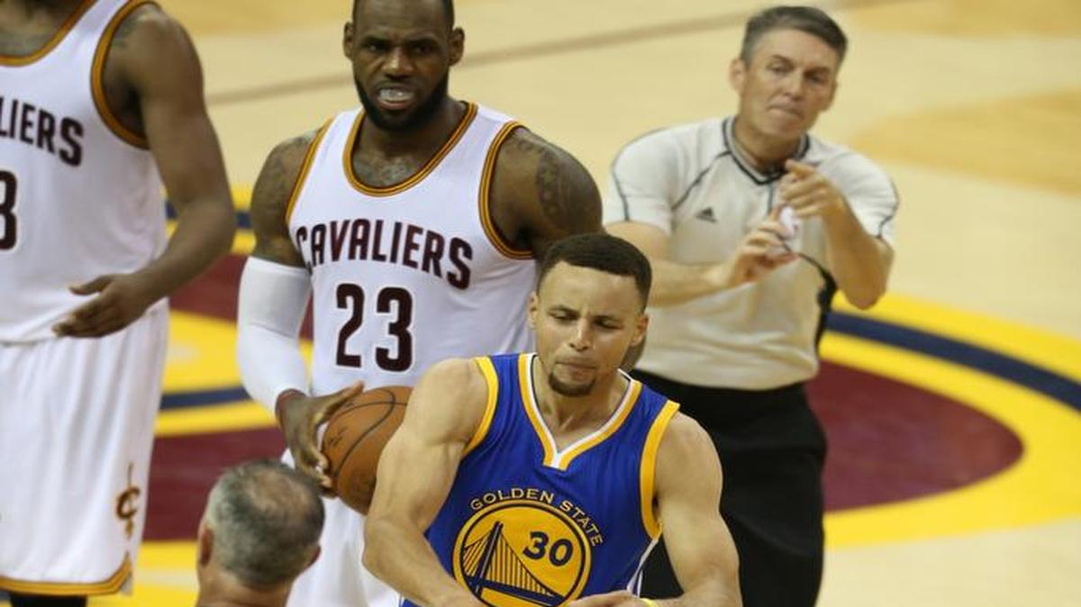 Stephen Curry, de los Warriors, reacciona luego de que el árbitro le cantara una sexta falta, esta vez sobre LeBron James (23), de los Cavaliers, el jueves 16 de junio del 2016.