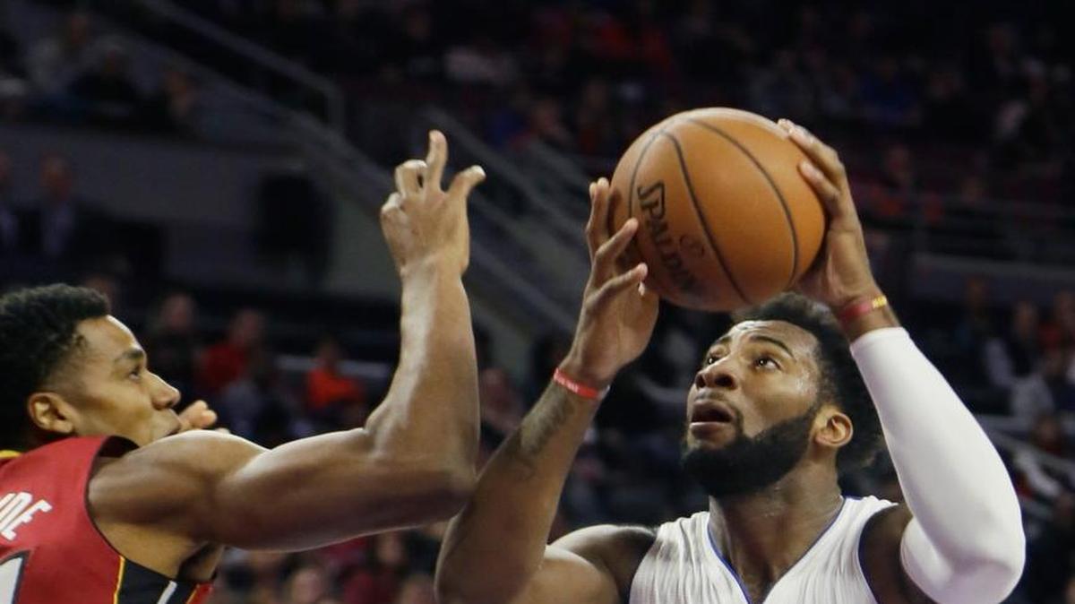 EL CENTRO Andre Drummond (D) dispara sobre la defensa de Hassan Whiteside.