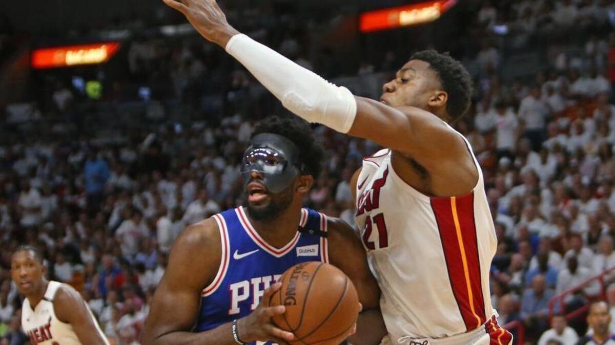 El centro de los 76ers Joel Embiid trata de escapar de la marca del centro de Miami Hassan Whiteside (21) este jueves en el American Airlines Arena en el Juego 3 de la serie de playoffs.