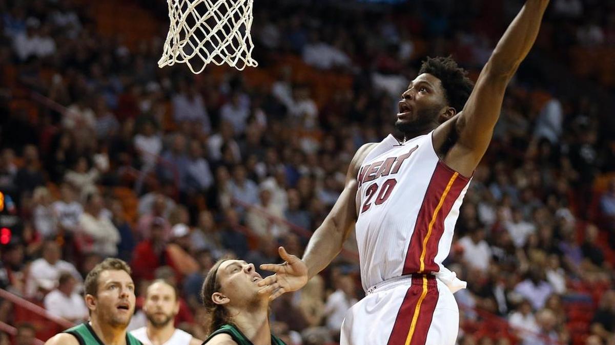 El jugador del Heat Justise Wislow clava la pelota en el partido contra los Celtics, el lunes 30 de noviembre del 2015 en Miami.