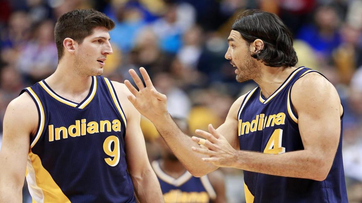 
Argentina llega con un solo jugador de NBA pero de experiencia probada: Luis Scola (der.) , que sin duda será el ancla de la escuadra albiceleste para el Preolímpico FIBA en México.

