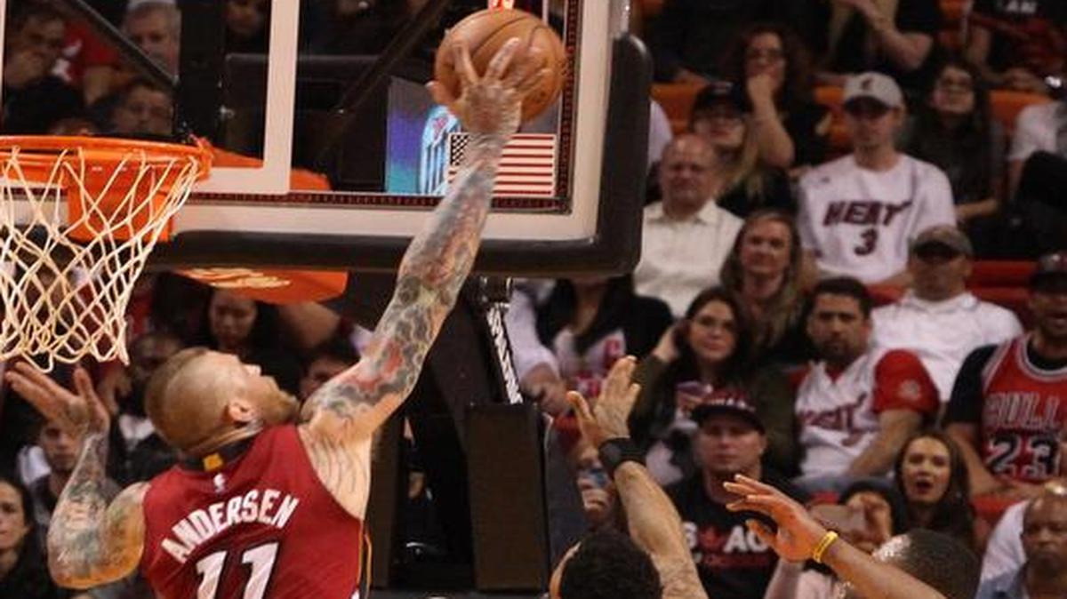 
Chris Andersen bloquea un disparo de Derrick Rose. El Pájaro volvió el domingo al Heat.
