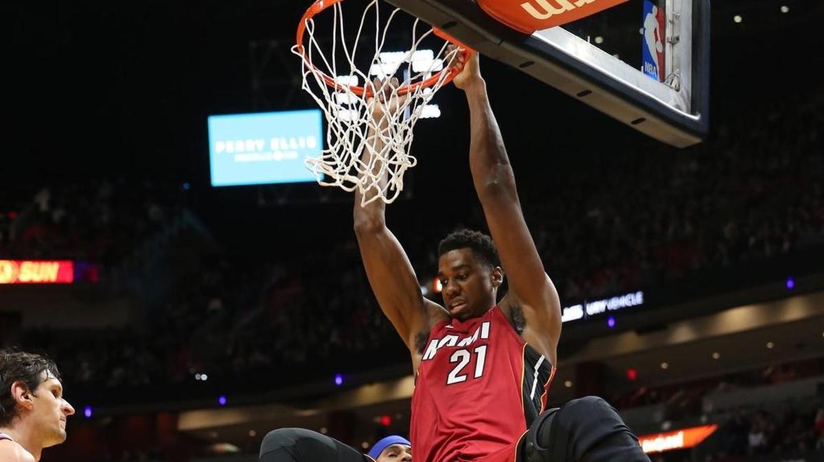 El centro del Heat Hassan Whiteside (21) clava la pelota en el primer cuarto del partido contra los Pistons, celebrado el 3 de enero de 2017 en Miami.