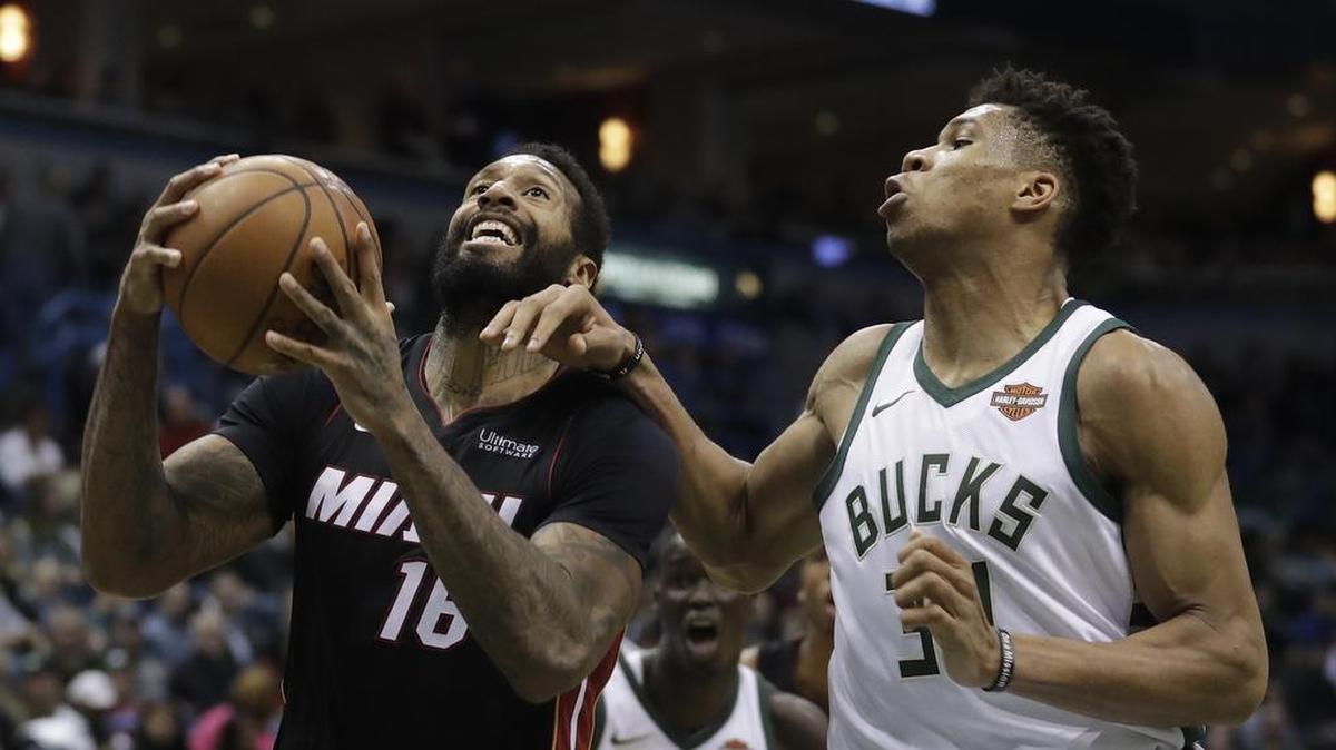 El jugador del Heat James Johnson (izq.) trata de anotar ante la marca de Giannis Antetokounmpo, de los Bucks en el primer cuarto del partido efectuado el 17 de enero de 2018 en Milwaukee.