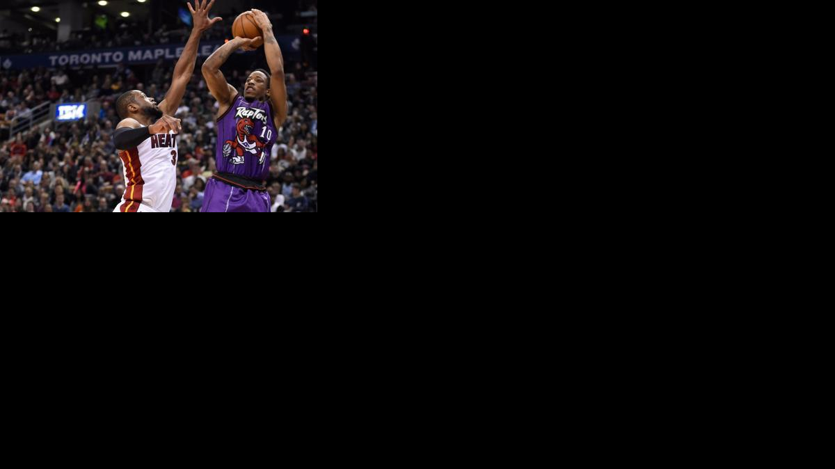 
DeMar DeRozan (10), de los Raptors, dispara sobre la marcación de Dwyane Wade (3), del Heat, el viernes.
