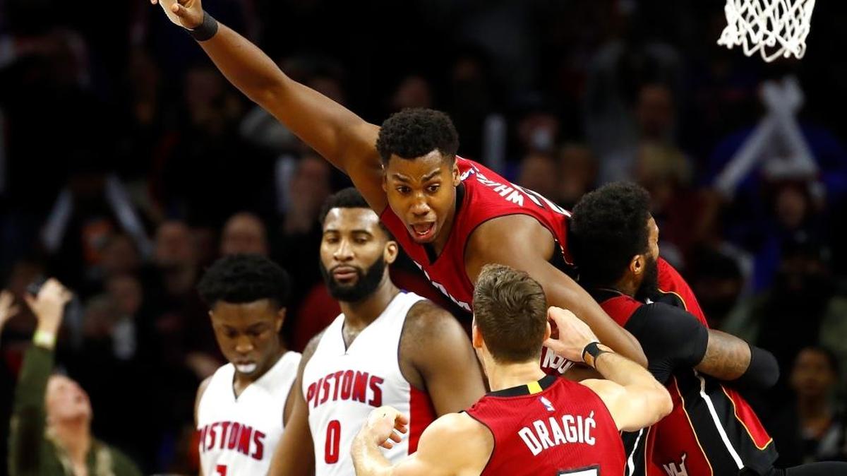 Hassan Whiteside es cargado por sus compañeros del Heat tras darle la victoria sobre los Pistons, el martes.