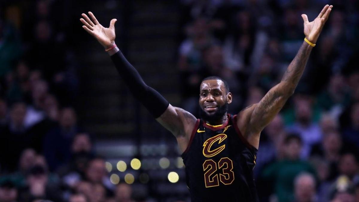 El jugador de los Cavaliers LeBron James (23) pide el balón ante la marca de Kyrie Irving, de los Celtics, el 3 de enero de 2018 en Boston.
