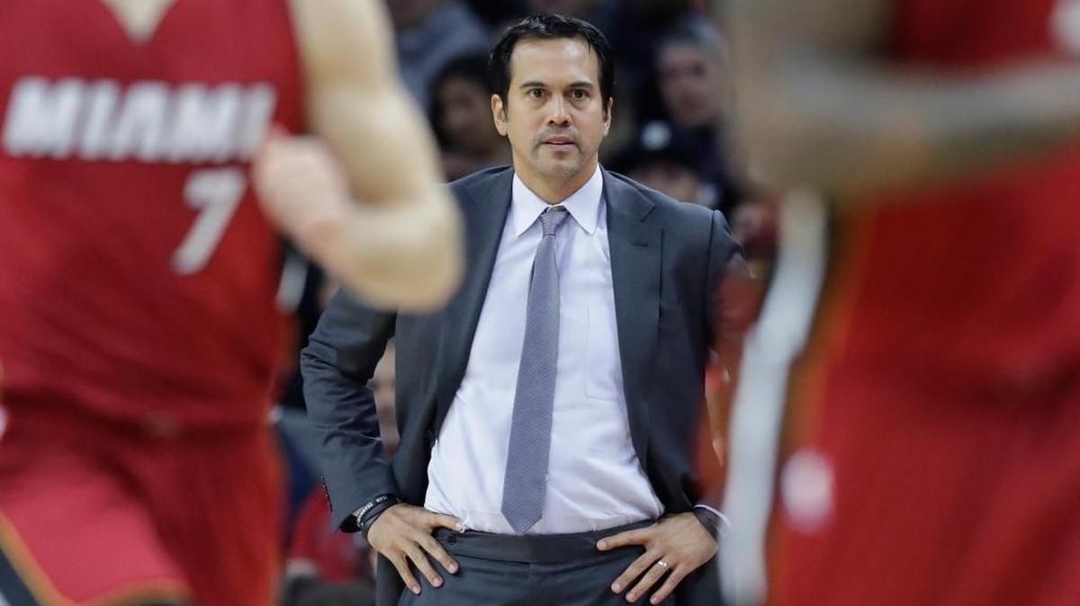 ERIK SPOELSTRA contempla la debacle de su equipo contra Detroit el 23 de noviembre.