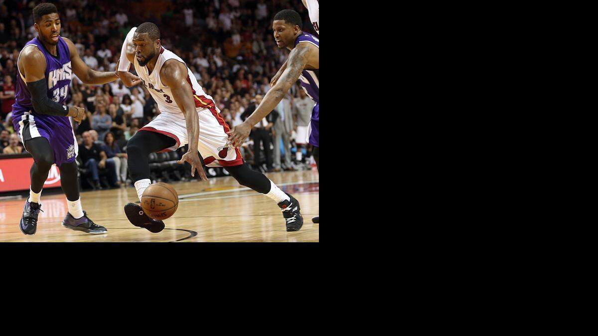 
Dwyane Wade se lleva la bola contra Jason Thompson (34), de los Kings, el 7 de marzo del 2015.
