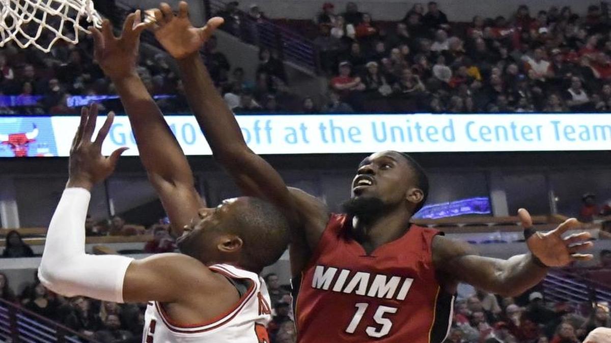 Okaro White (15), del Heat, defenfiende el aro contra Dwyane Wade (3), de los Bulls, la noche del viernes.