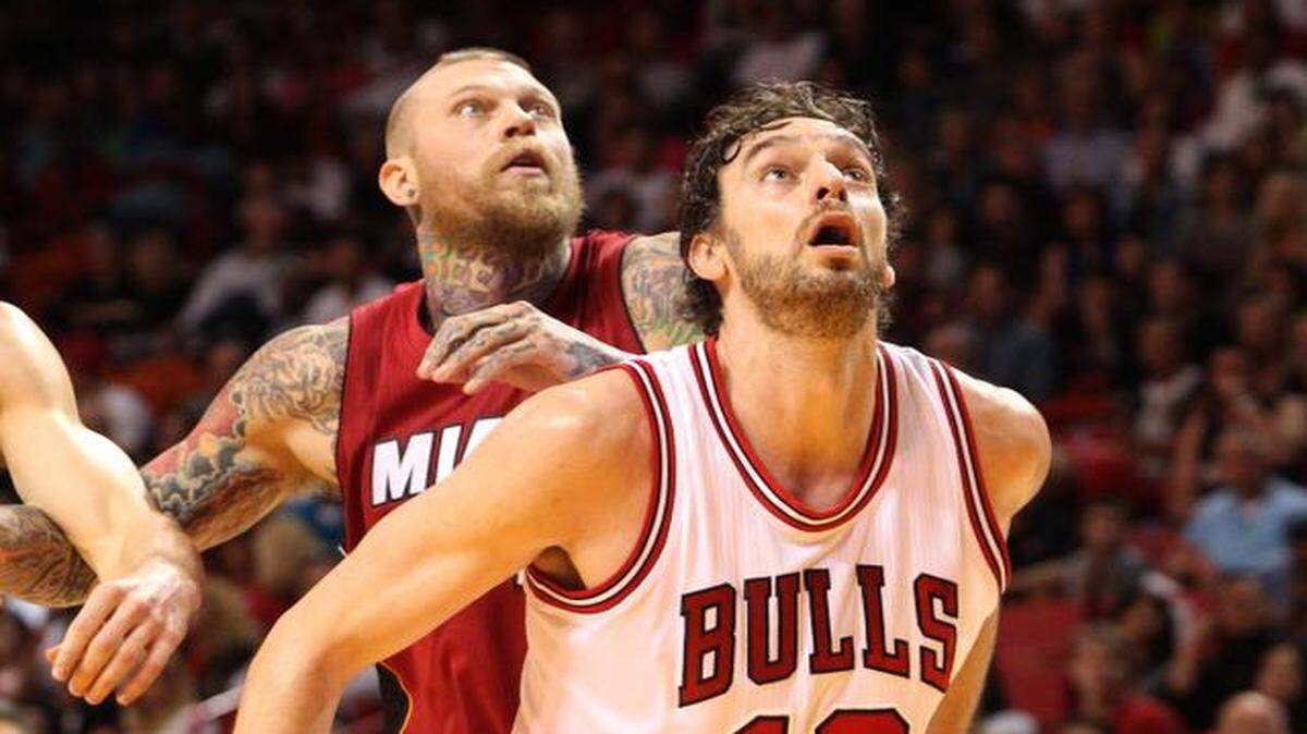 
Chris Andersen (detrás) regresó al equipo el domingo en el partido entre el Heat y los Bulls.
