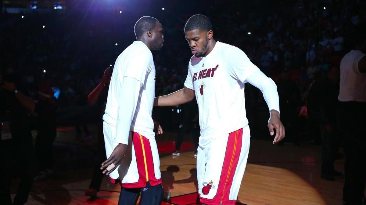 Joe Johnson (der.) y Luol Deng antes del partido del Heat contra los Bulls de Chicago Bulls, en el AmericanAirlines Arena en Miami, el 1 de marzo del 2016.