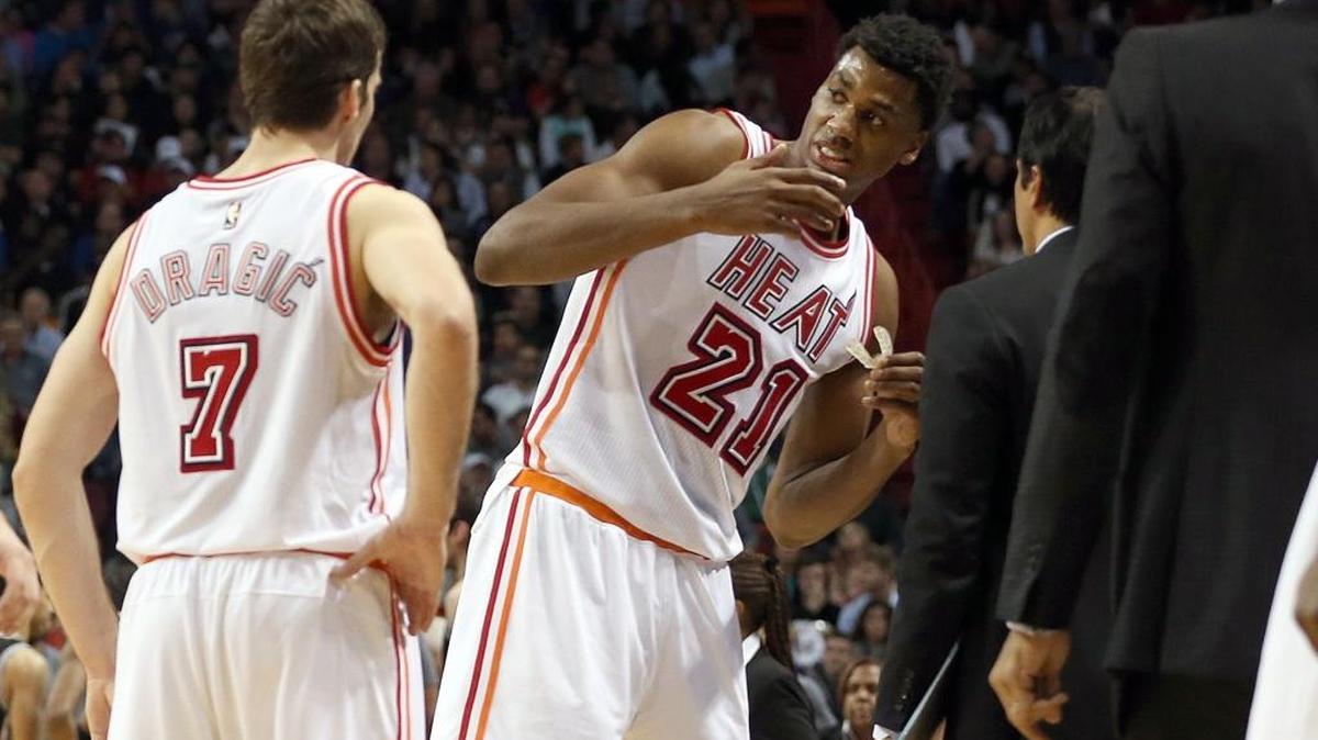 HASSAN WHITESIDE intenta explicarle al coach Erik Spoelstra lo sucedido en la falta que le hizo salir del partido el martes en la noche contra los Spurs.