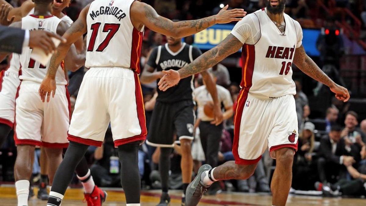 James Johnson (16). del Heat, recibe las felicitaciones de su compañero Rodney McGruder luego de anotar una canasta decisiva en los últimos segundos en el triunfo contra los Nets, en el AmericanAirlines Arena en Miami, Florida, la noche del lunes 30 de enero del 2017.