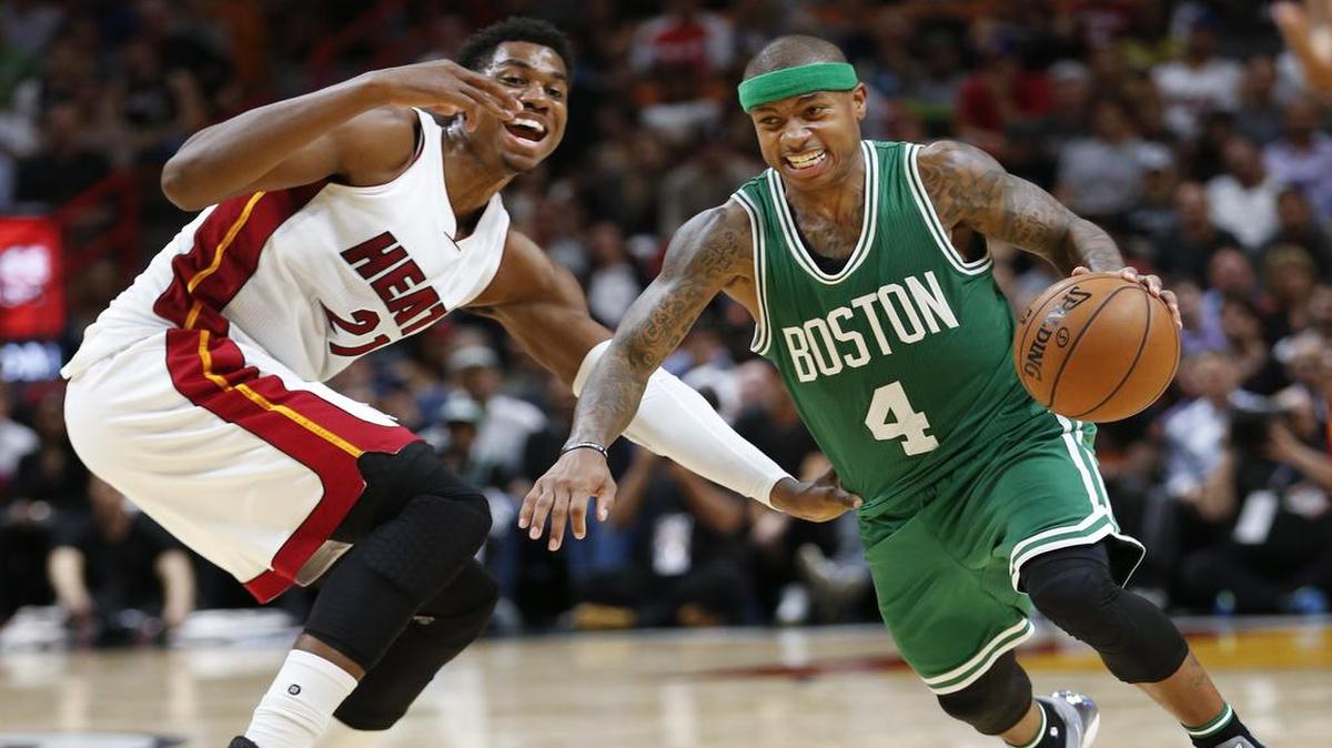 ISAIAH THOMAS (4) conduce la pelota por los Celtics a pesar de la marca de Hassan Whiteside, del Heat, el 28 de noviembre del 2016 en Miami.