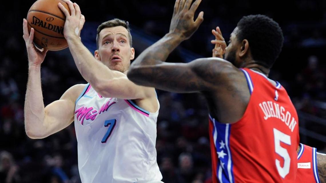 El armador del Heat Goran Dragic intenta el tiro al aro ante la marca de Amir Johnson, de los 76ers, en el partido efectuado el 14 de febrero de 2018 en Filadelfia.