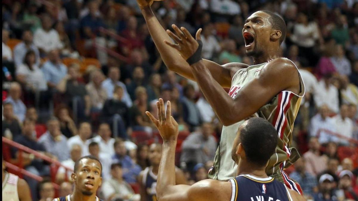 Chris Bosh, del Heat, se adelante a Trey Lyles (41), del Jazz, el jueves 12 de noviembre del 2015, en Miami.