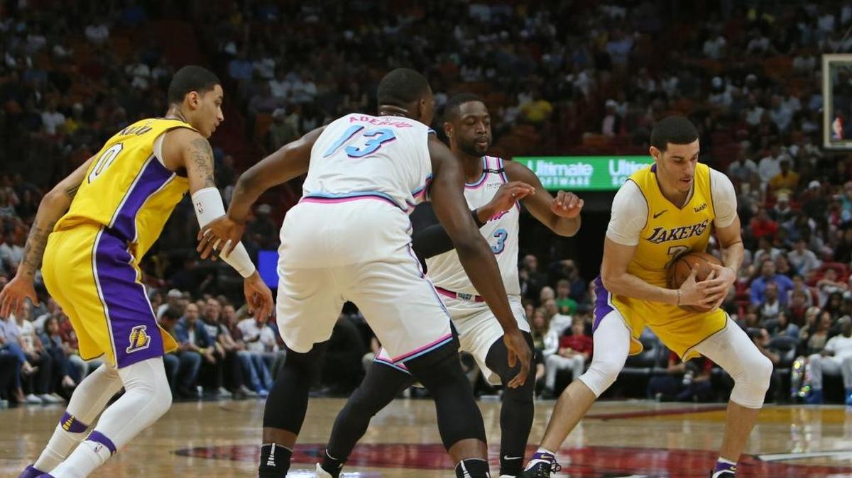 Lonzo Ball (der.) le roba el balón a Dwyane Wade, del Heat, en el partido efectuado el 1ro de marzo de 2018 en Miami.
