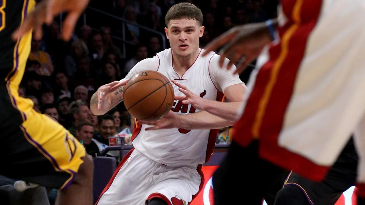 Tyler Johnson, del Heat, trata de pasar el balón en el partido contra los Lakers.