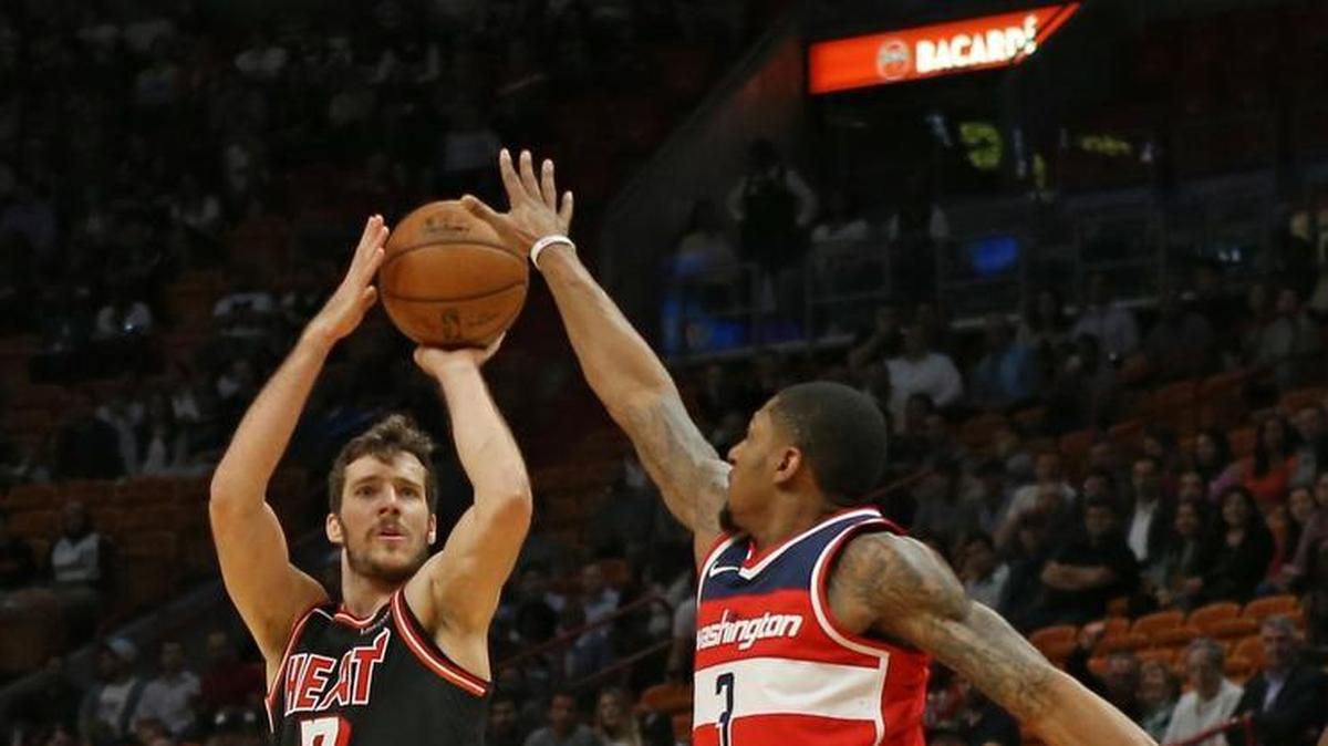 El armador del Heat Goran Dragic tira al aro con la defensa de Bradley Beal, de los Wizards, 15 de noviembre en Miami.