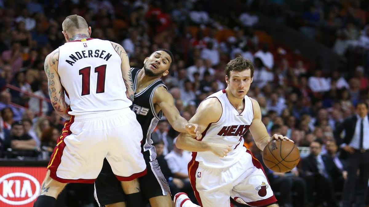 
Goran Dragic firmará un contrato por $90 millones el próximo 18 de julio, fecha en que termina oficialmente las negociaciones en la agencia libre de la NBA.
