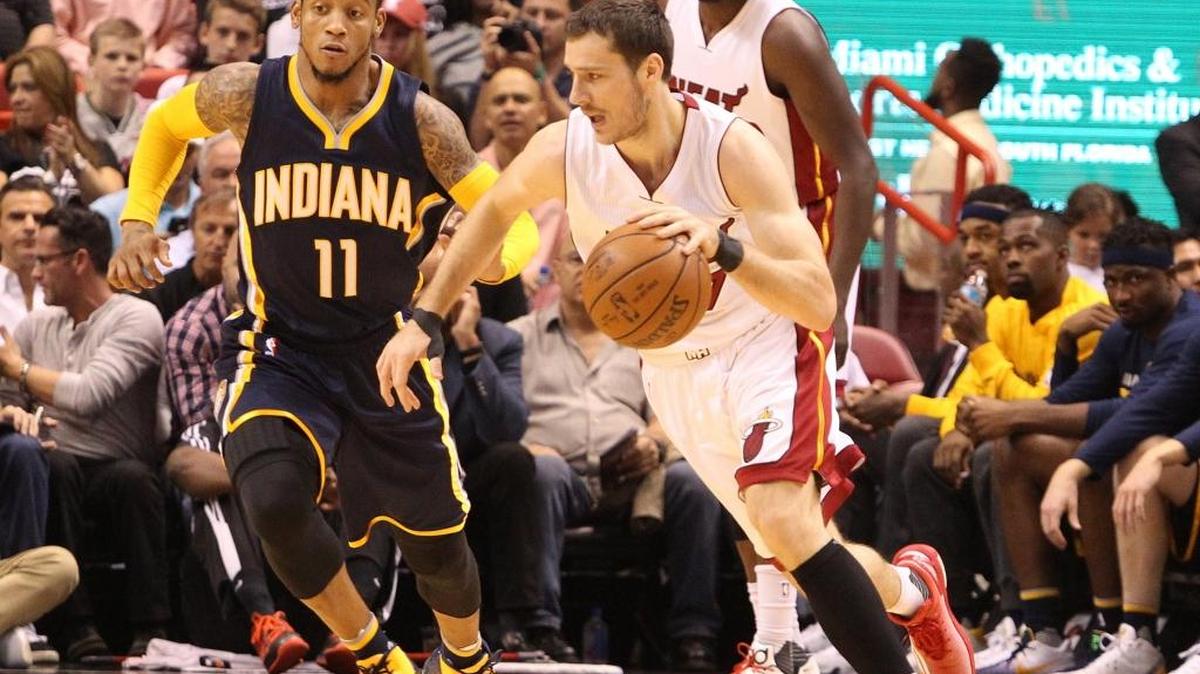 Goran Dragic, del Heat, escapa con la bola en el primer cuarto del choque contra los Pacers, el lunes. Atrás queda Monta Ellis (11), mientras Luol Deng sigue la jugada.