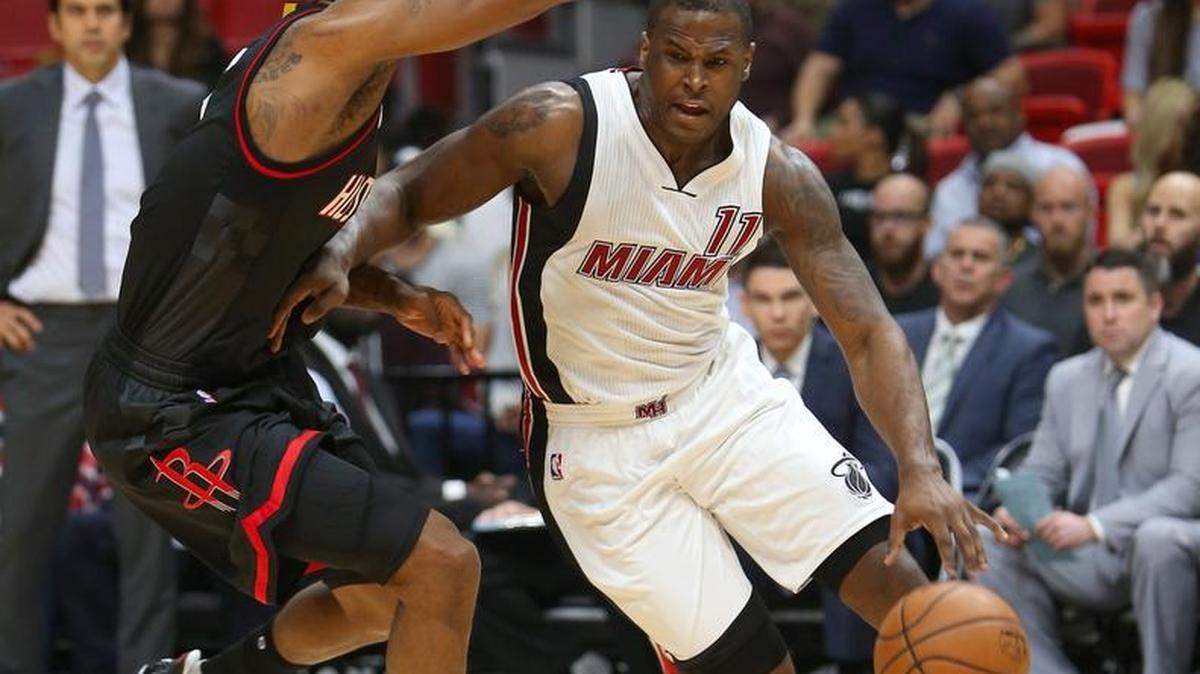 Dion Waiters, del Heat, domina la bola marcado por Trevor Ariza, de los Rockets, el 17 de enero pasado.