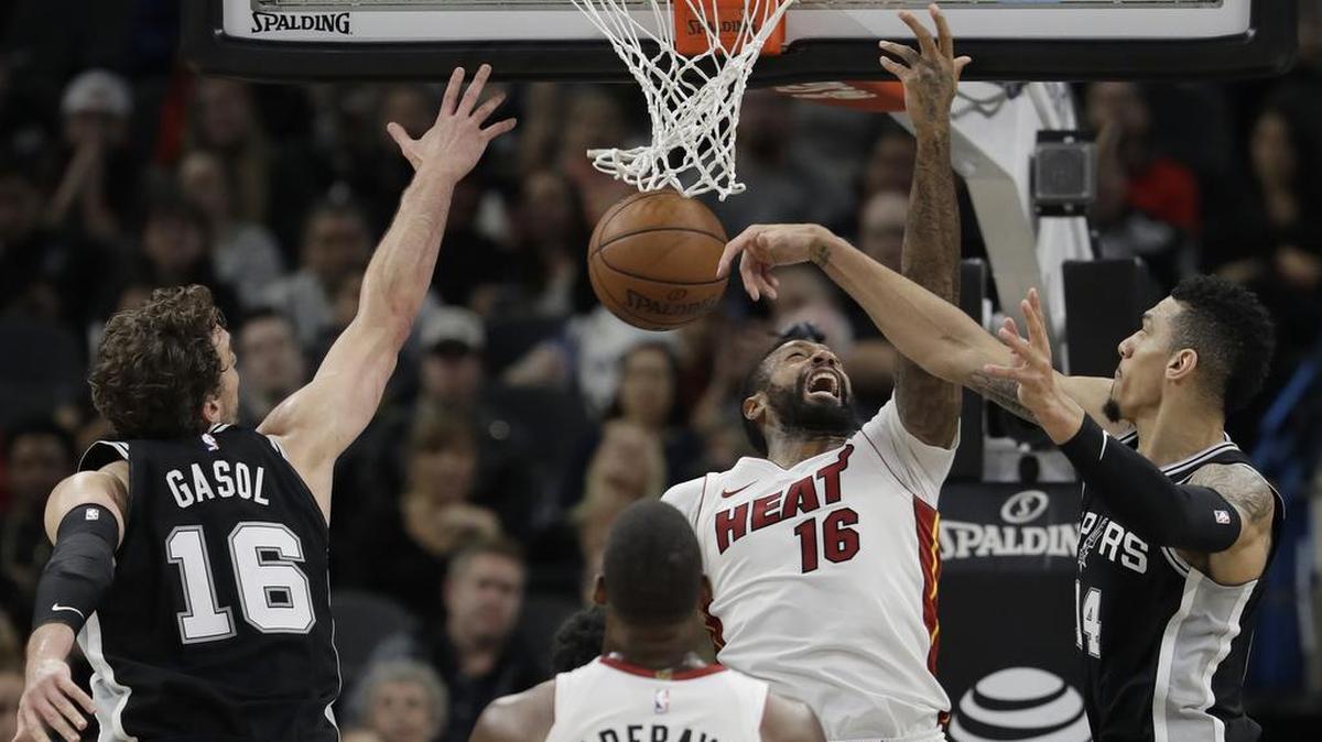 El jugador del Heat James Johnson (16) es bloqueado por Danny Green (14) y Pau Gasol, de los Spurs, en presencia de Bam Adebayo este miércoles en San Antonio.