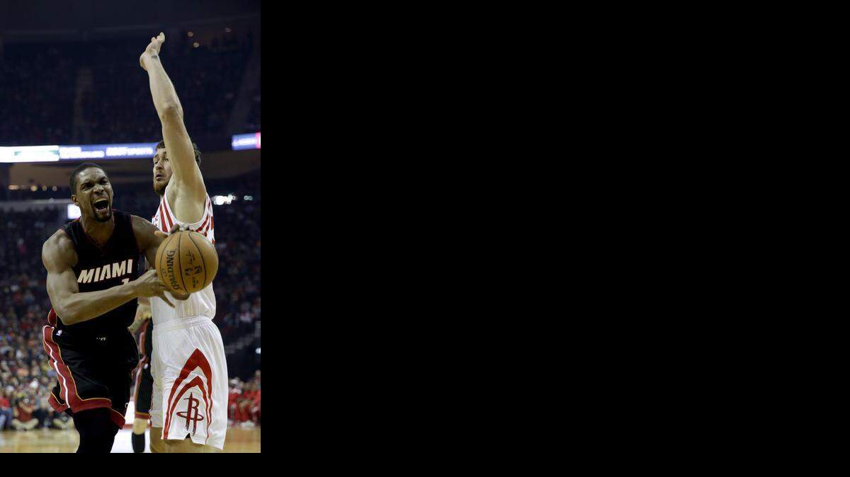 
Chris Bosh (izq.) y Donatas Motiejunas.
