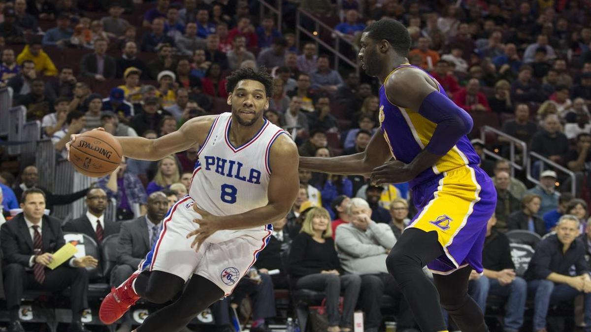 El jugador de Filadelfia Jahlil Okafor (izq.) conduce la bola ante la marca de Roy Hibbert, de los Lakers, el 1 de diciembre del 2015.