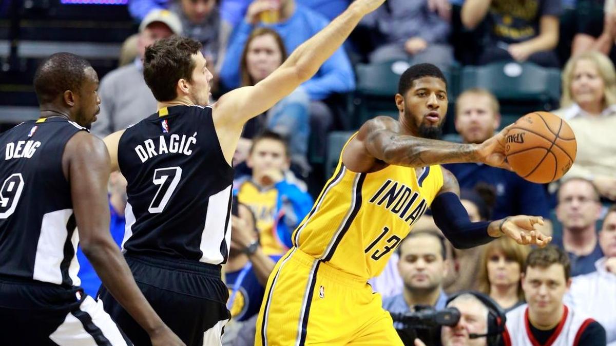 Paul George (13), de los Pacers, pasa la bola frente a Goran Dragic (7) y Luol Deng, del Heat de Miami, la noche del viernes 11 de diciembre del 2015, en Indianápolis.
