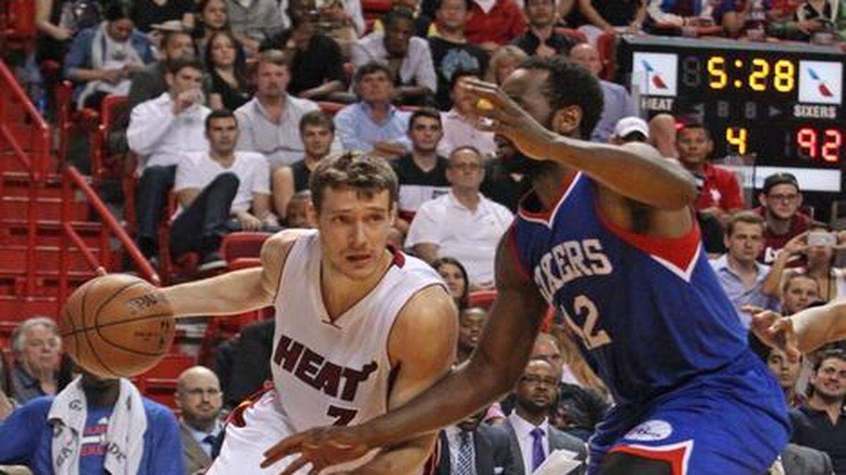 
Goran Dragic avanza al aro por el Heat ante la defensa de Luc Mbah a Moute, de Filadelfia, en el partido efectuado el lunes en Miami.


