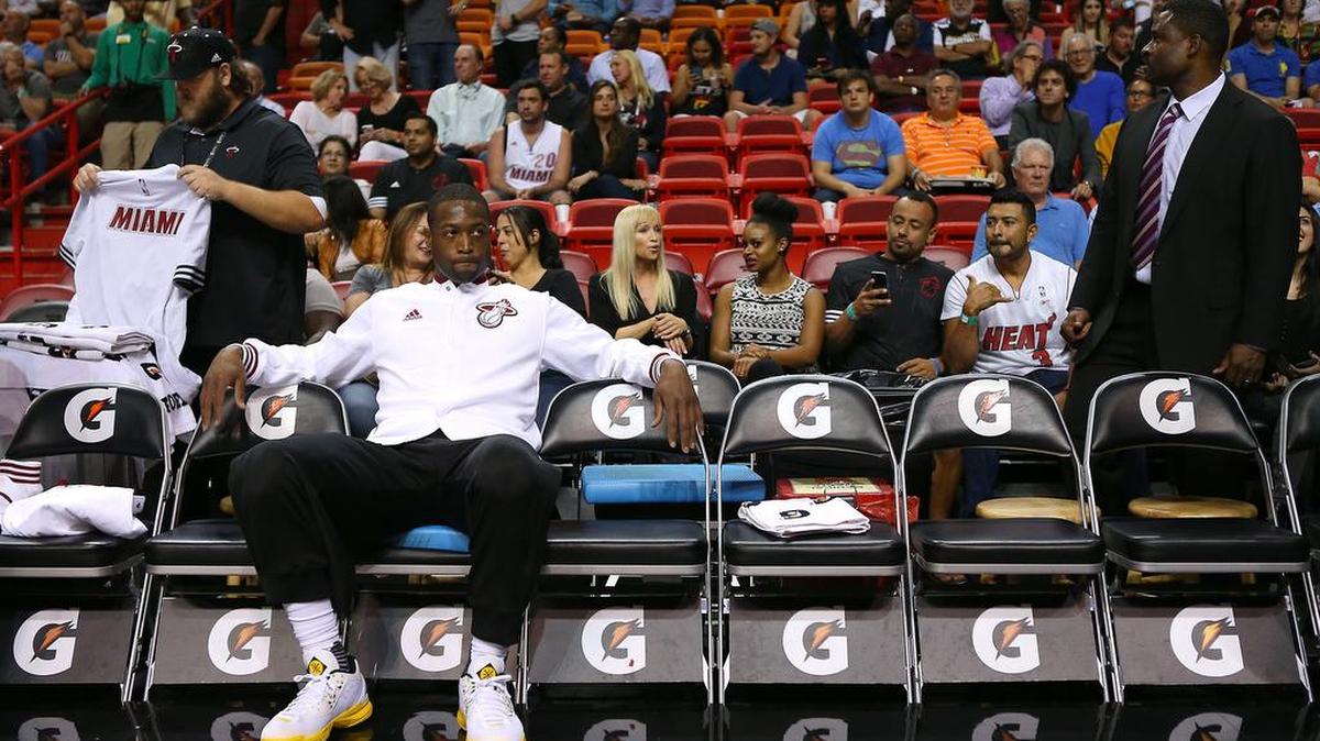 La permanencia de Dwyane Wade en el banquillo de jugadores del Heat debe ser una prioridad para la gerencia del equipo.