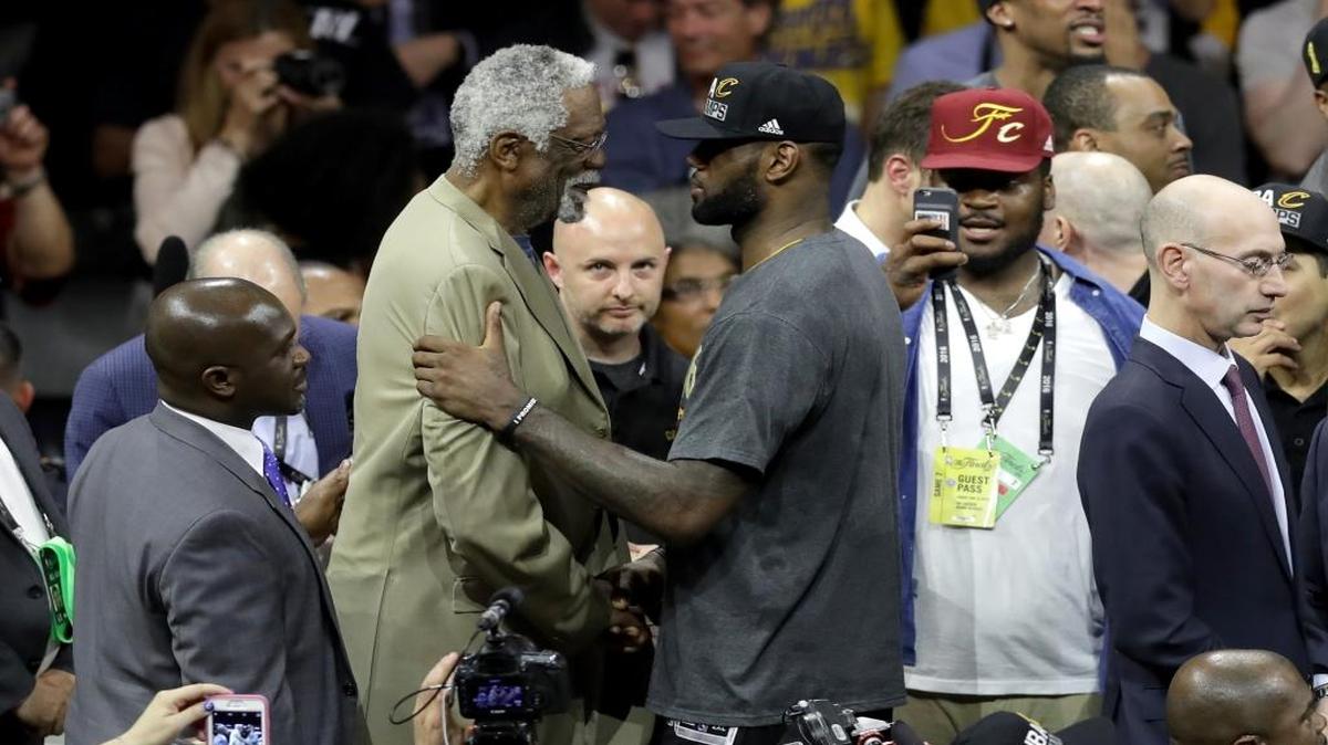 El gran Bill Russell felicita a LeBron James, de los Cavaliers, en el Oracle Arena, el 19 de junio del 2016 in Oakland, California.