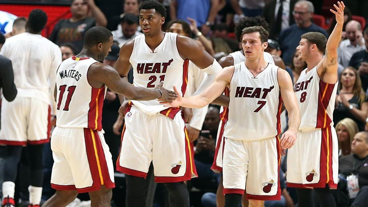 Dion Waiters (11) y Goran Dragic (7), del Heat, se saludan en el partido contra los Kings, en noviembre pasado.