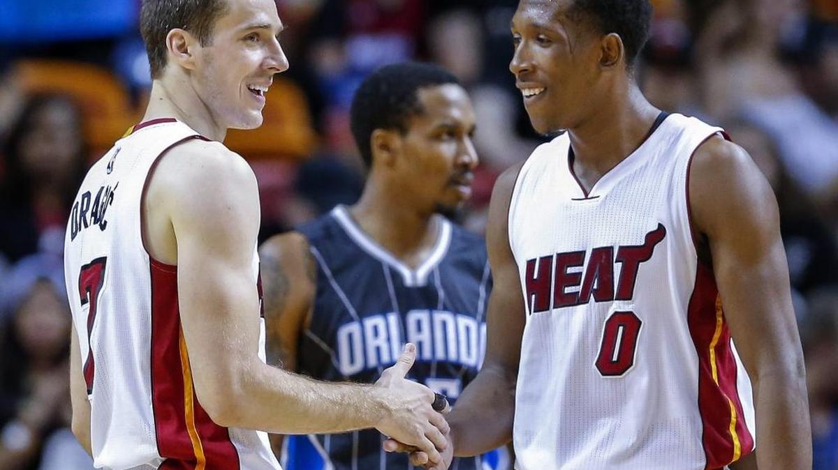 El armador titular del Heat Goran Dragic (izq.) felicita al armador suplente Josh Richardson en el triunfo ante Orlando el 25 de marzo.