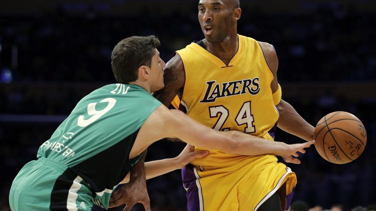 Kobe Bryant (der.) conduce la pelota por los Lakers ante la marca de Yiftach Ziv, del Maccabi Haifa, en un juego de pretemporada el 11 de octubre del 2015 en Los Ángeles