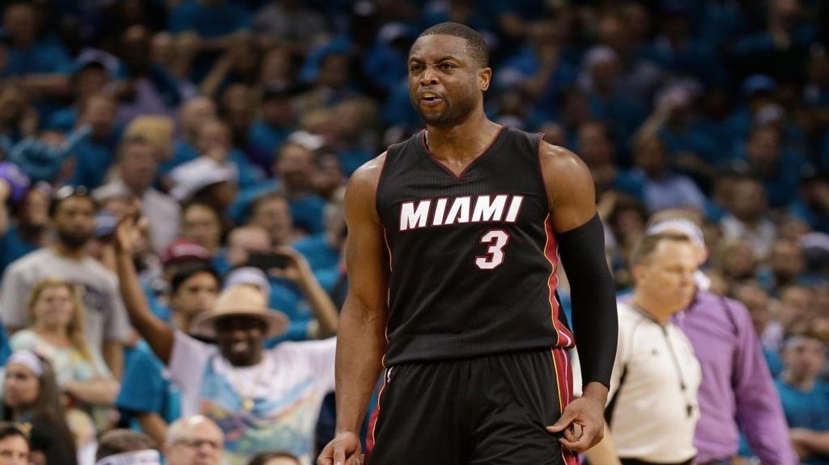 Dwyane Wade (3), del Heat, celebra luego de un triple en los instantes finales contra los Hornets, en el sexto juego de los playoffs de la NBA, en Charlotte, Carolina del Norte, el viernes 29 de abril del 2016. El Heat ganó 97-90.