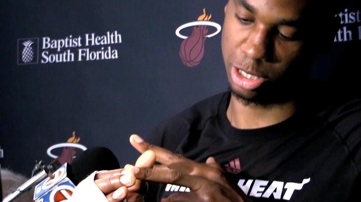 HASSAN WHITESIDE habla con la prensa sobre su mano lesionada el 22 de marzo en la AAA.