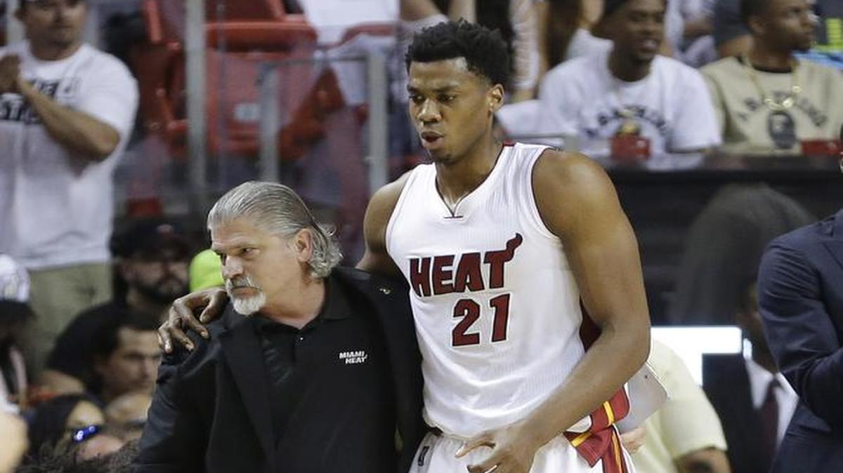Hassan Whiteside (21) sale de la cancha luego de sufrir una lesión en la rodilla contra los Raptors de Toronto, en el tercer juego de la serie semifinal en los playoffs de la NBA, el sábado 7 de mayo del 2016, en Miami.