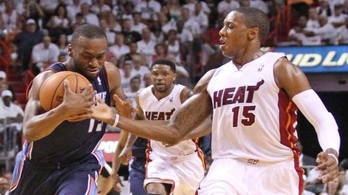 
Mario Chalmers (der.) trata de bloquear la pelota a Kemba Walker en un partido entre el Heat y los Bobcasts, el 23 de abril del 2014.


